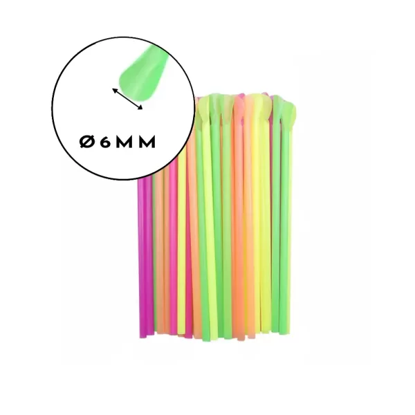 La paille avec cuillère 210 x 6 mm est un accessoire pratique et polyvalent, idéal pour savourer aussi bien les boissons que les desserts. Conçue avec une petite cuillère intégrée à l’extrémité, elle permet de mélanger, racler ou déguster facilement smoothies, milk-shakes, yaourts, granités ou boissons épaisses. Sa longueur de 21 cm et son diamètre de 6 mm offrent une utilisation confortable, tandis que sa fabrication robuste assure une bonne résistance. Fonctionnelle et hygiénique, cette paille-cuillère est parfaite pour les cafés, salons de thé, glaciers ou événements.